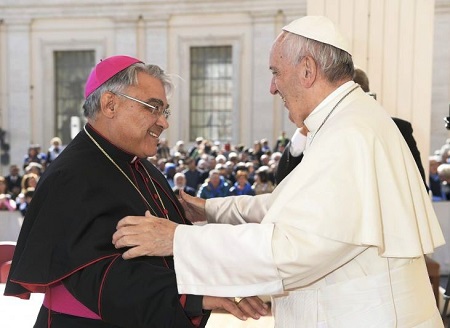 PAPA FRANCESCO DONA UN RESPIRATORE AL REGINA APOSTOLORUM