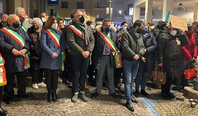 VELLETRI. MANIFESTAZIONE PRO-UCRAINA – PRESENTI I SINDACI DEI CASTELLI ED IL SENATORE BRUNO ASTORRE