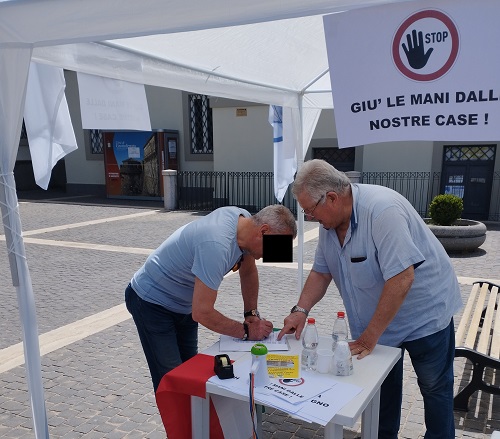 SIT-IN CONTRO LA VENDITA DI IMMOBILI DI VIA ROSSANO CALABRO