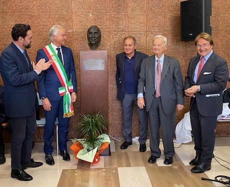 IL BUSTO DEL PROF. MARIO GIORDANI (OPERA DI UMBERTO MASTROIANNI) COLLOCATO NELL’ATRIO DELL’OSPEDALE DI MARINO